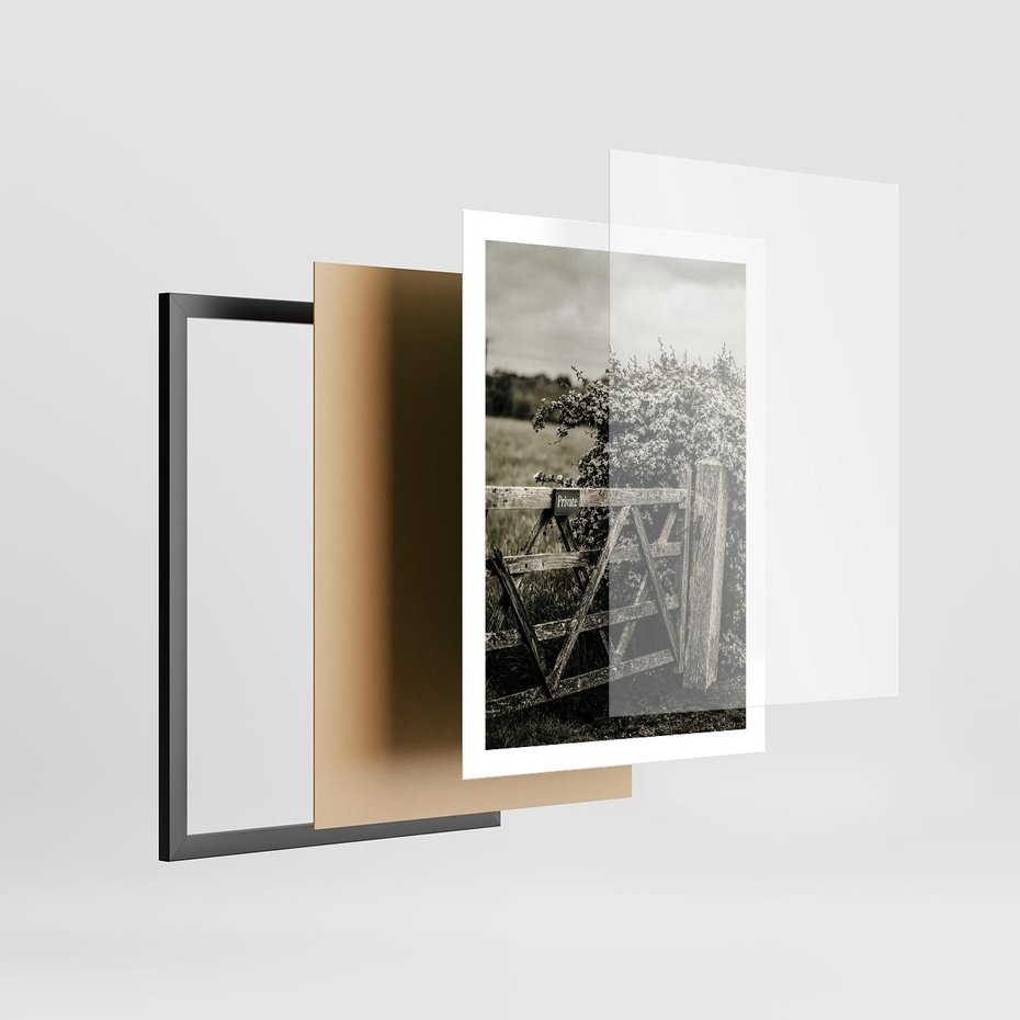 Plakat w ramie 50x70 - Wiejski Urok: Stary Płot i Kwitnący Krzew - rustykalne zdjęcie, stary płot - rama czarna