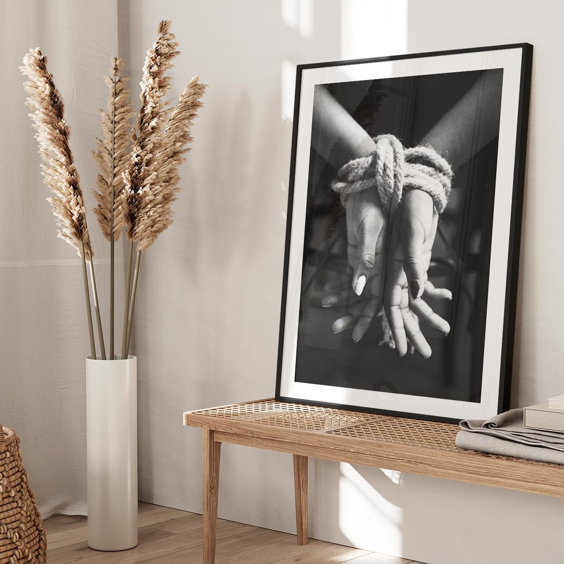 Plakat w ramie 50x70 - Splątane Uczucia - czarno biała fotografia, artystyczna - rama czarna