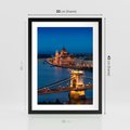 Plakat w ramie 30x40 - Mostowe miasto nocą - miasto, most - rama czarna