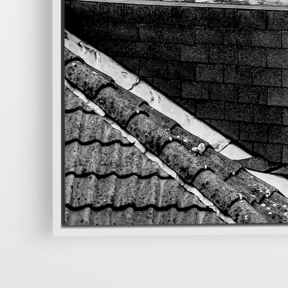 Obraz w ramie 80x120 - Miasto w Retro Odsłonie - fotografia czarno biała, ujęcie na dachy wielkiego miasta - rama biała