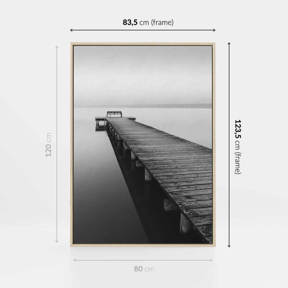 Obraz w ramie 80x120 - Mglista Perspektywa - czarno biała fotografia, drewniany pomost na jeziorze - rama drewno