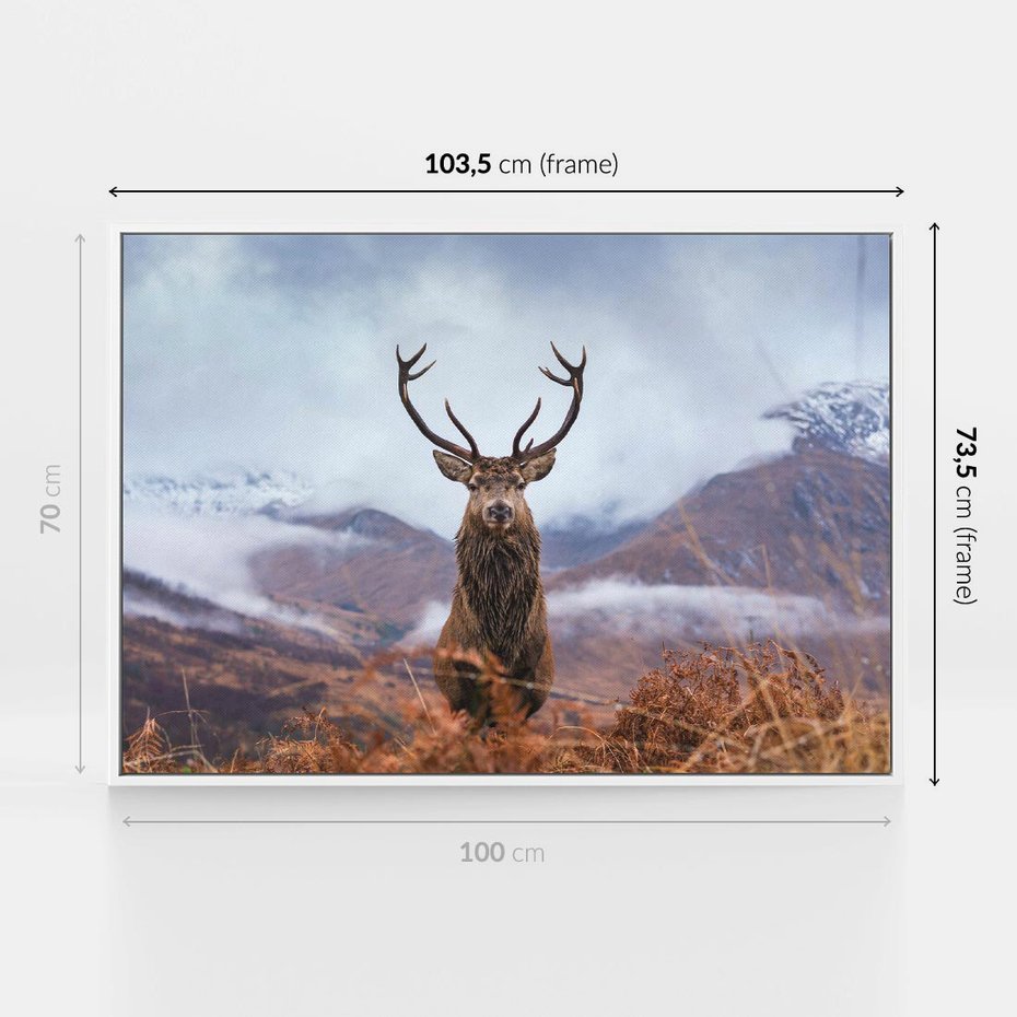 Obraz w ramie 100x70 - Jeleń w Uśpionym Krajobrazie - jeleń na tle gór, ośnieżone góry - rama biała