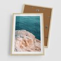 Plakat w ramie 50x70 - Klifowy Horyzont: Brzeg Morza - brzeg morza, klify - rama drewno