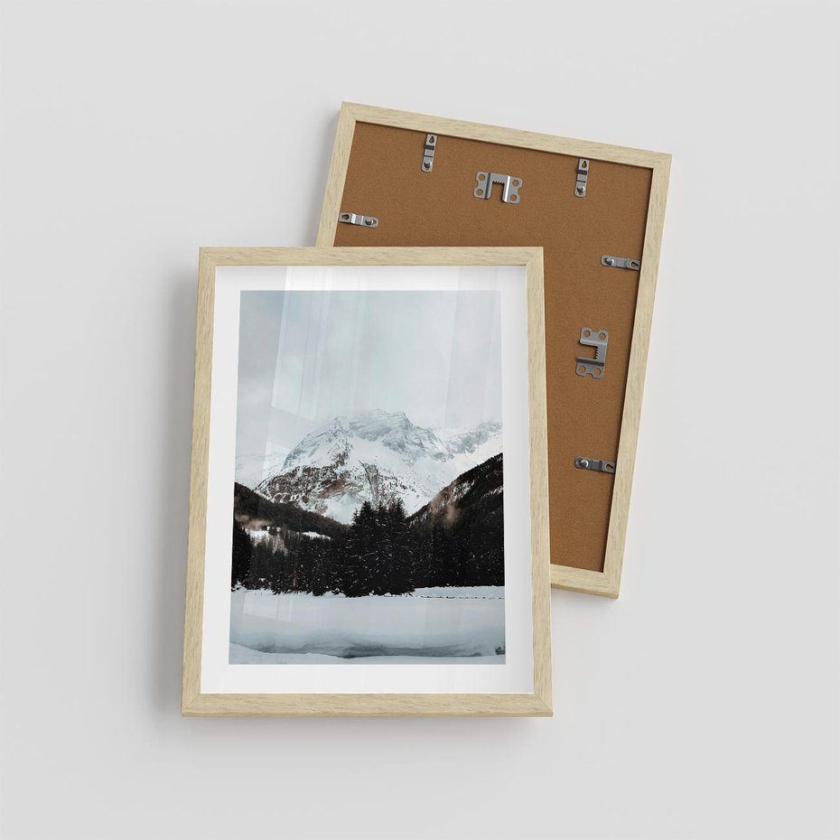 Plakat w ramie 30x40 - W Cieniu Śnieżnych Szczytów - górski krajobraz, zima - rama drewno
