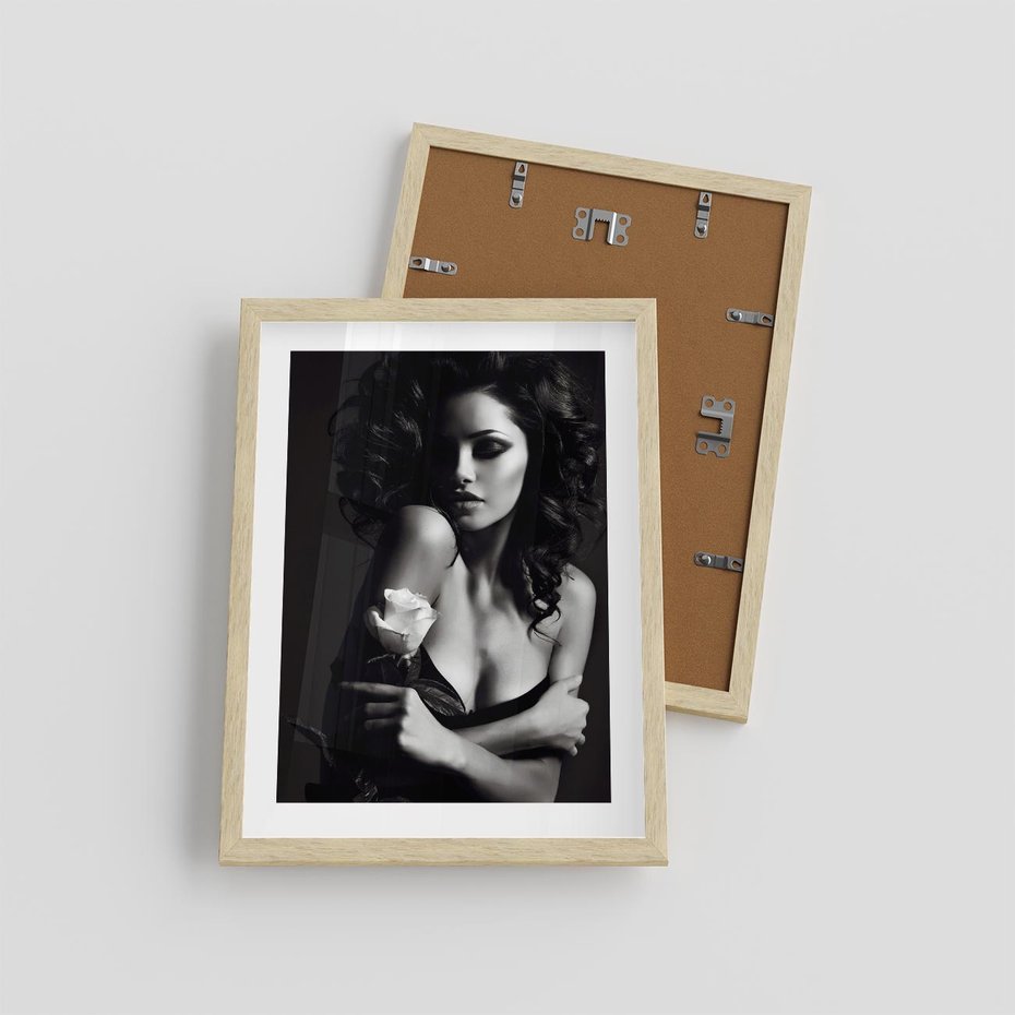 Plakat w ramie 30x40 - Piękno kobiecego aktu uchwycone - kobieta, akt - rama drewno