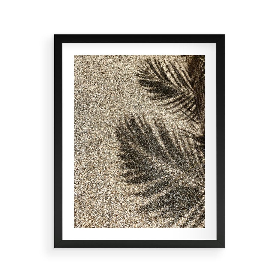 Plakat w ramie 40x50 - Plażowa Idylla - palma, cień na piasku - rama czarna