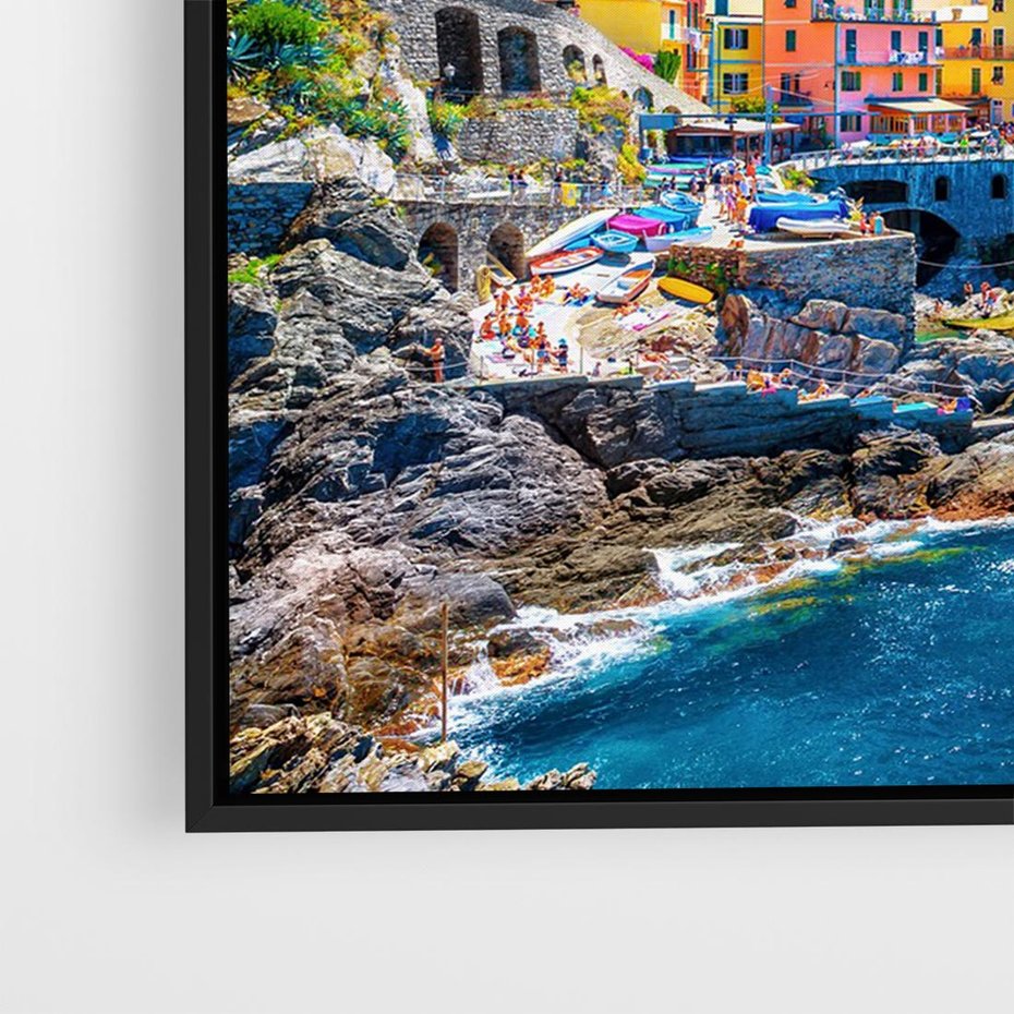 Obraz w ramie 100x70 - Barwne Wybrzeże - nadmorskie miasto na klifie, kolorowe tęczowe budynki - rama czarna