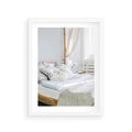 Plakat w ramie 30x40 - Relaks w Sypialni: Jasne Kolory - zdjęcie sypialni, łóżko - rama biała