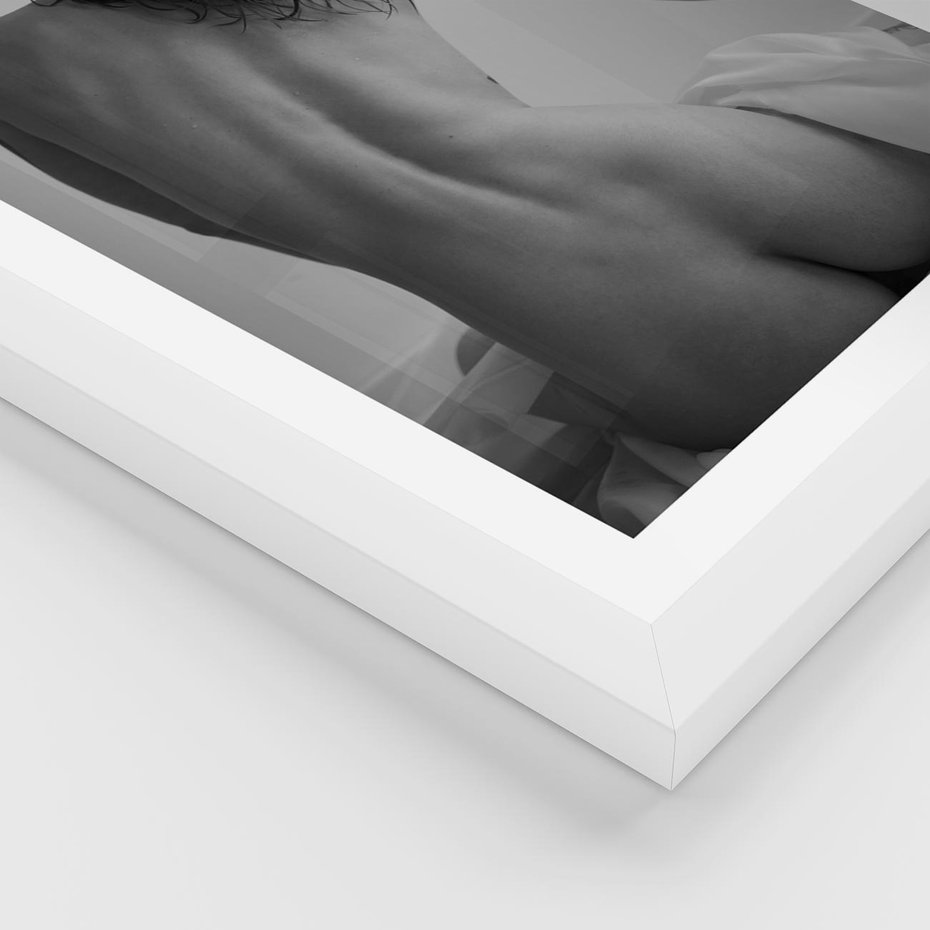 Plakat w ramie 50x70 - Piękno o Poranku - czarno biała fotografia, akt kobiecy - rama biała