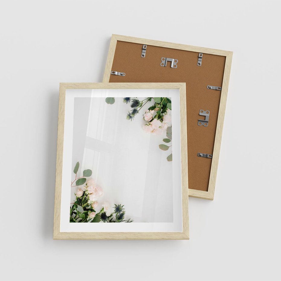 Plakat w ramie 40x50 - Kompozycja z Białych Róż i Eukaliptusa - kompozycja z białych kwiatów na białym tle, róże - rama drewno