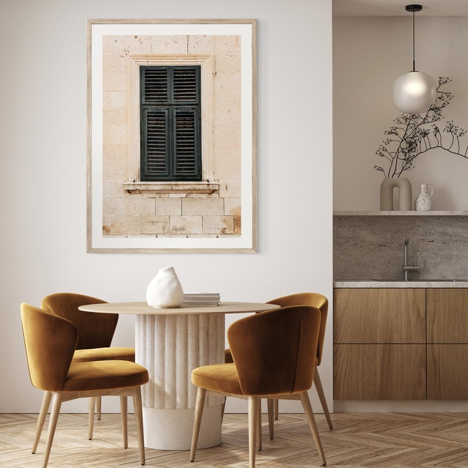 Plakat w ramie 50x70 - Urok Starego Okna z Zielonymi Okiennicami - stare okno, kamienica - rama drewno