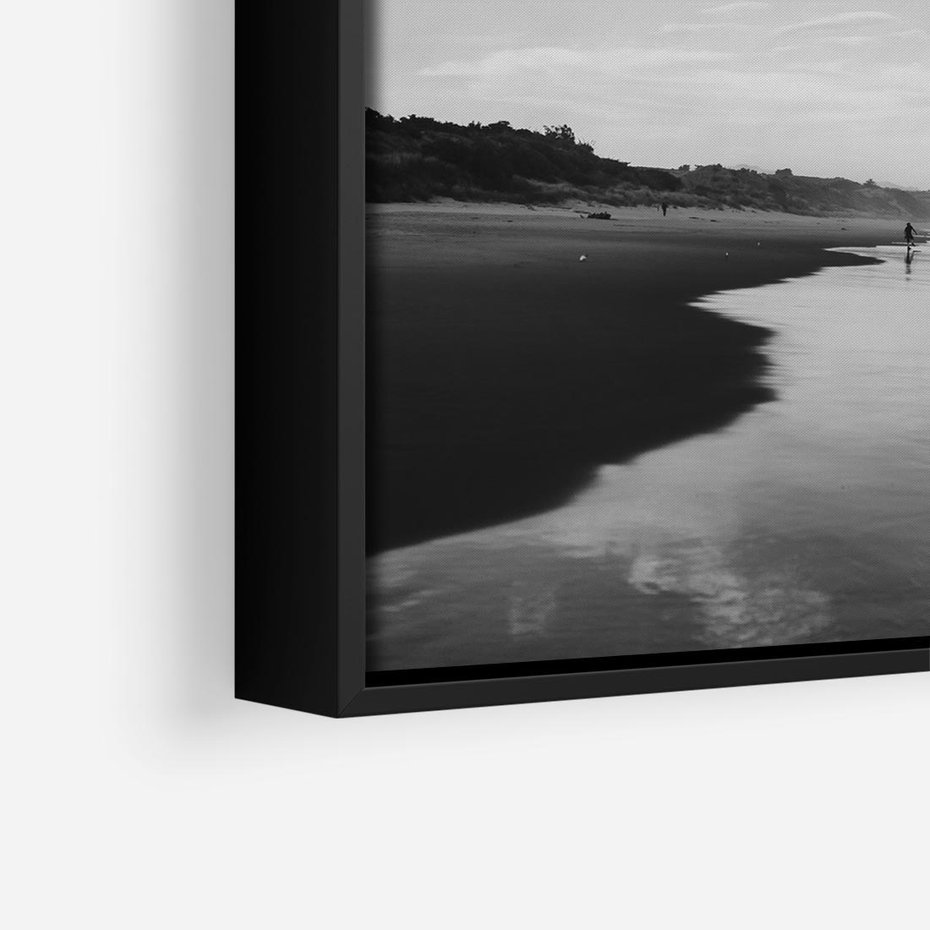 Obraz w ramie 50x50 - Nadmorska Melodia - czarno białe zdjęcie, plaża - rama czarna