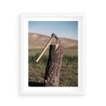 Plakat w ramie 40x50 - Rustykalna Praktyczność: Fotografia Siekiery - rustykalna fotografia, siekiera wbita w pieniek - rama biała