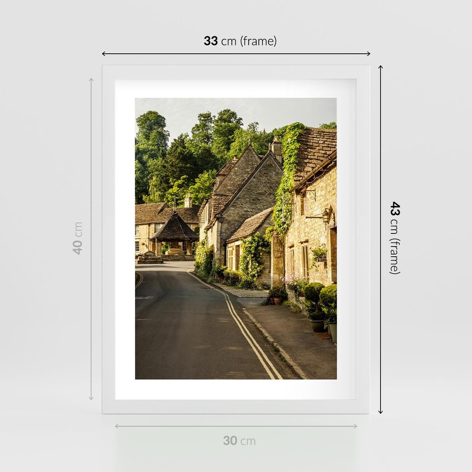 Plakat w ramie 30x40 - Magiczna podróż w głąb miasta - uliczka, perspektywa - rama biała