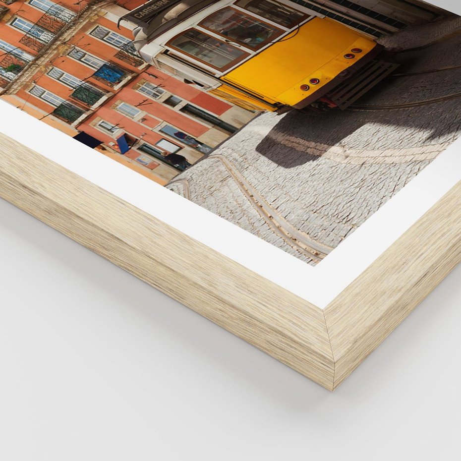 Plakat w ramie 30x40 - Urok tramwaju w Lizbonie - Lizbona, tramwaj - rama drewno