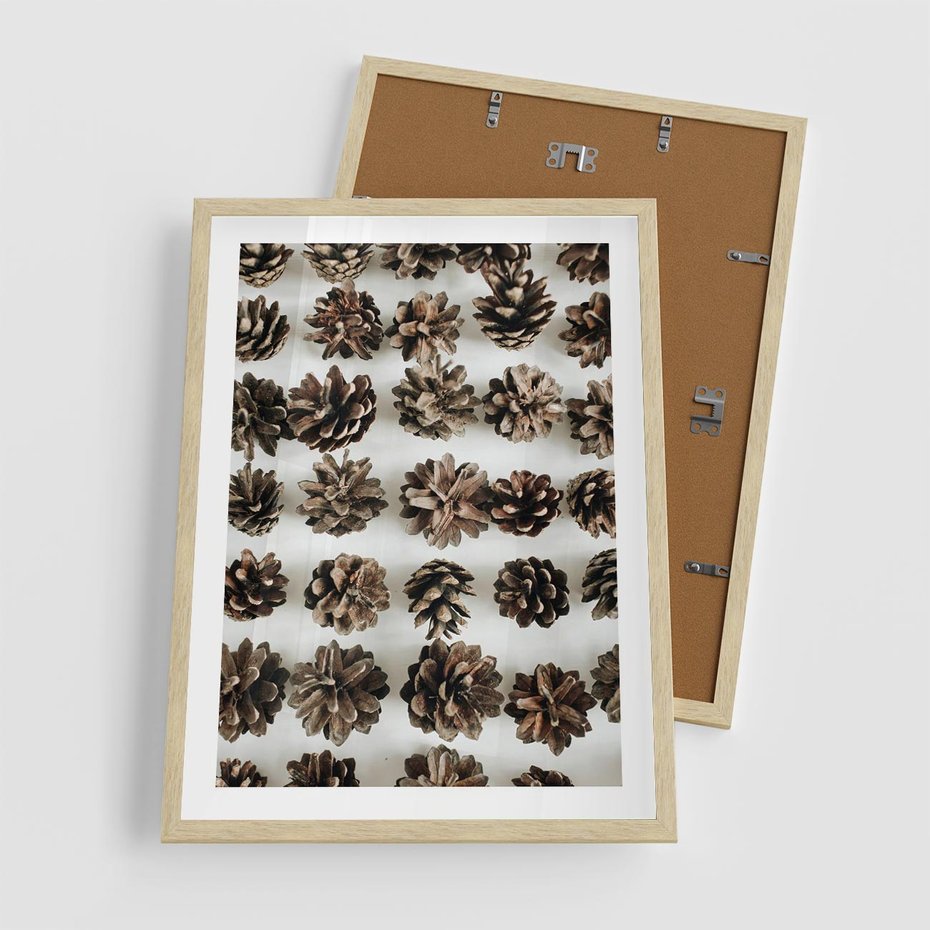 Plakat w ramie 50x70 - Jesienna Tekstura - kompozycja z suchych szyszek, jesienne szyszki - rama drewno