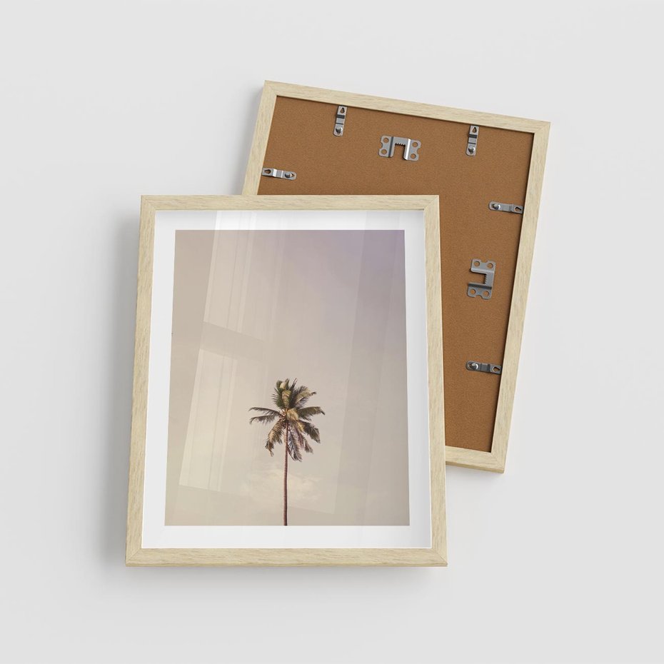 Plakat w ramie 40x50 - Samotna Palma pod Niebem - samotna palma, na tle nieba - rama drewno