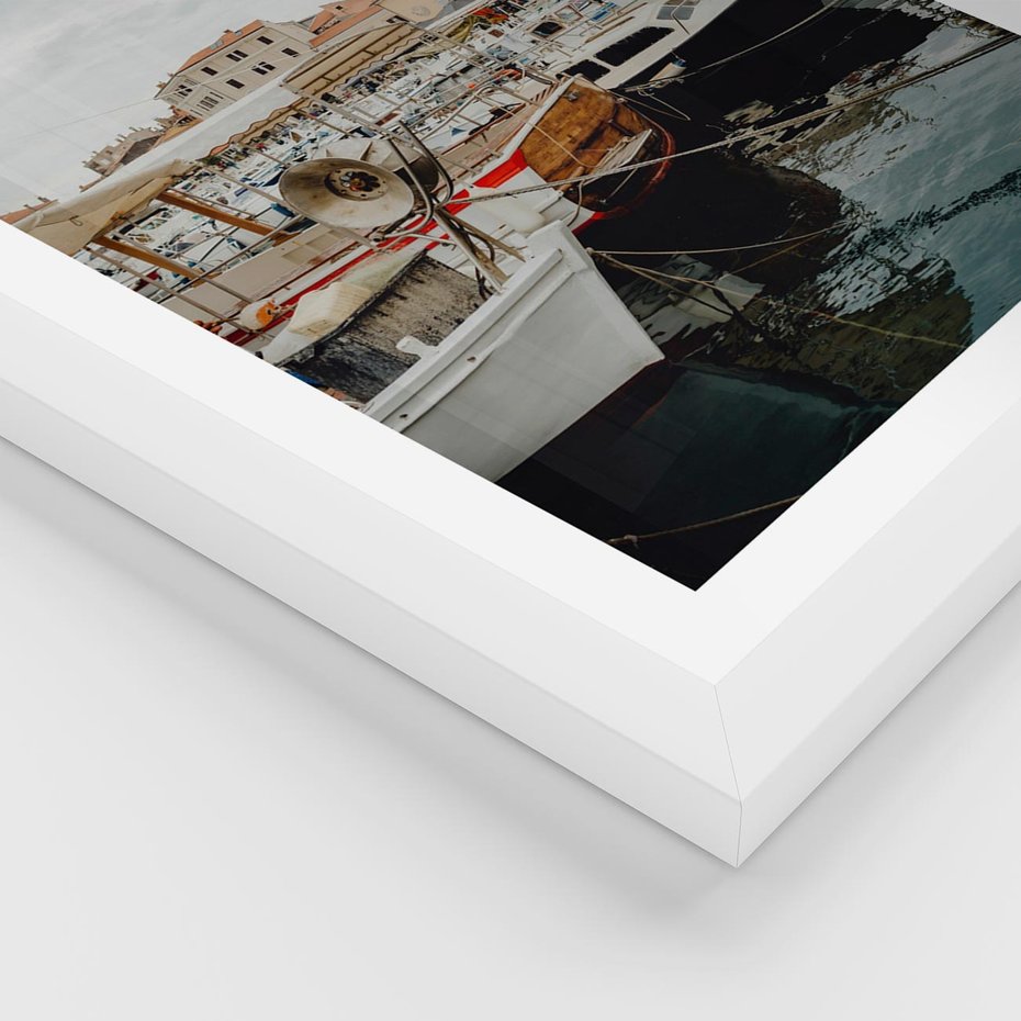 Plakat w ramie 30x40 - Malowniczy Krajobraz Morski - morze, łódki - rama biała