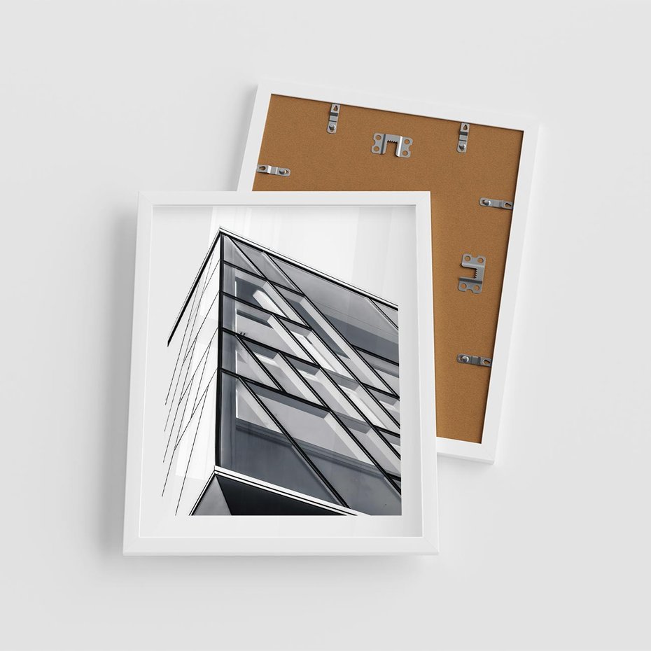 Plakat w ramie 40x50 - Architektura Przyszłości: Czarno-Białe Ujęcie - nowoczesna architektura, czarno białe zdjęcie - rama biała