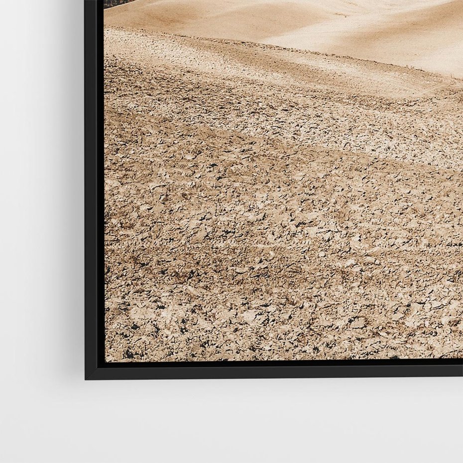 Obraz w ramie 50x50 - Refleksyjny taniec myśli - pustynny krajobraz, odcienie sepii - rama czarna