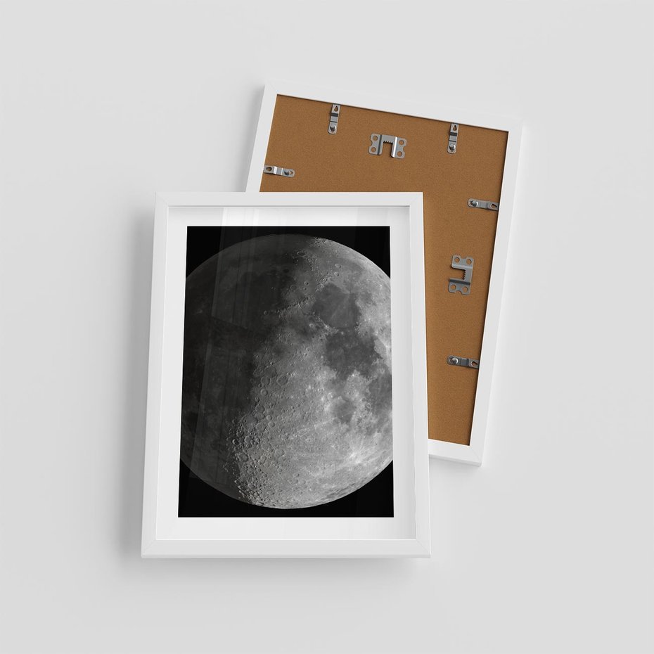Plakat w ramie 30x40 - Kontrastowy księżyc w czerni i bieli - księżyc, czarno - rama biała