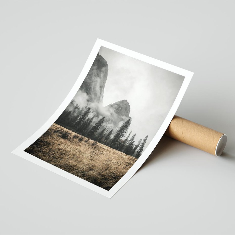 Plakat bez ramy 50x70 - Mglisty Pejzaż Górski: Urok Niewidzialnośc - góry, krajobraz