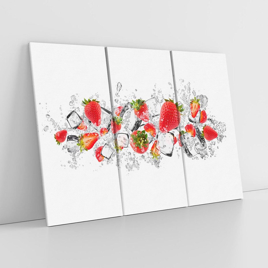 Obraz na płótnie 120x80 - Oaza świeżości: truskawki w wodzie - truskawki, woda