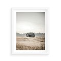 Plakat w ramie 40x50 - Wiejska Idylla - stary drewniany dom w polu suchej trawy, fotografia - rama biała