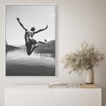 Obraz w ramie 50x70 - Beztroska Chwila - czarno biała fotografia, mężczyzna wesoło wskakuje do keziora w górach - rama biała