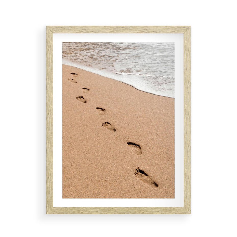 Plakat w ramie 50x70 - Ślady Stóp na Plaży: Spacer nad Morzem - plaża, ślady stóp na piasku - rama drewno