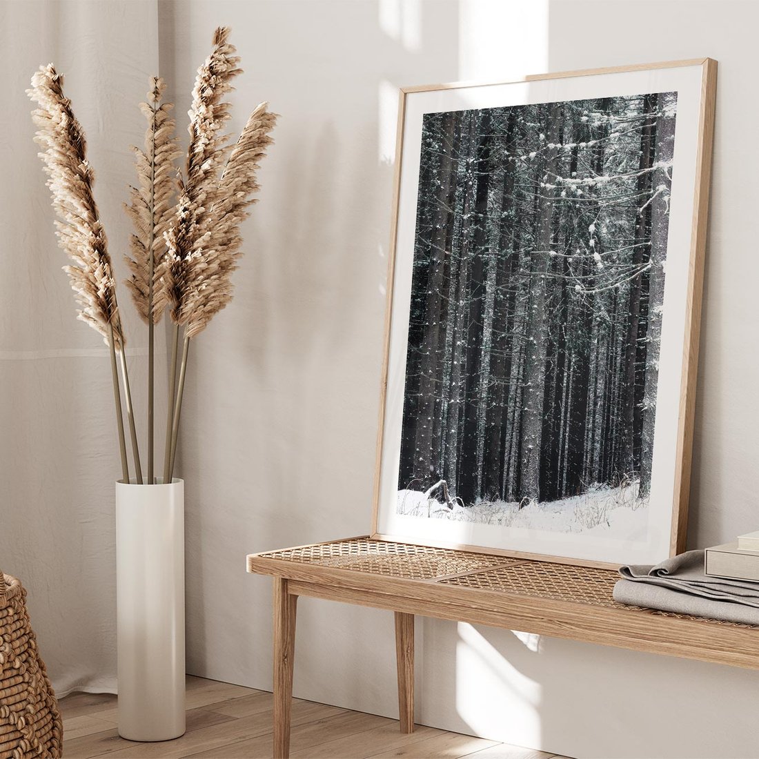 Plakat w ramie 30x40 - Leśna Cisza: Malowniczy Pejzaż Zimą - las zimą, ośnieżone pnie drzew - rama drewno