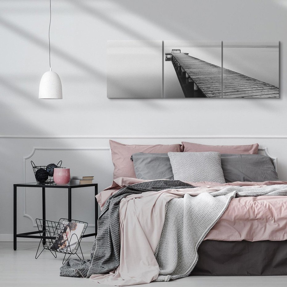 Obraz na płótnie 120x40 - Mglista Perspektywa - czarno biała fotografia, drewniany pomost na jeziorze