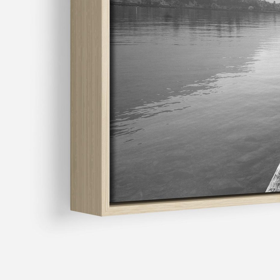 Obraz w ramie 120x80 - Spokojna Przystań - czarno biała fotografia, drewniany pomost na jeziorze - rama drewno