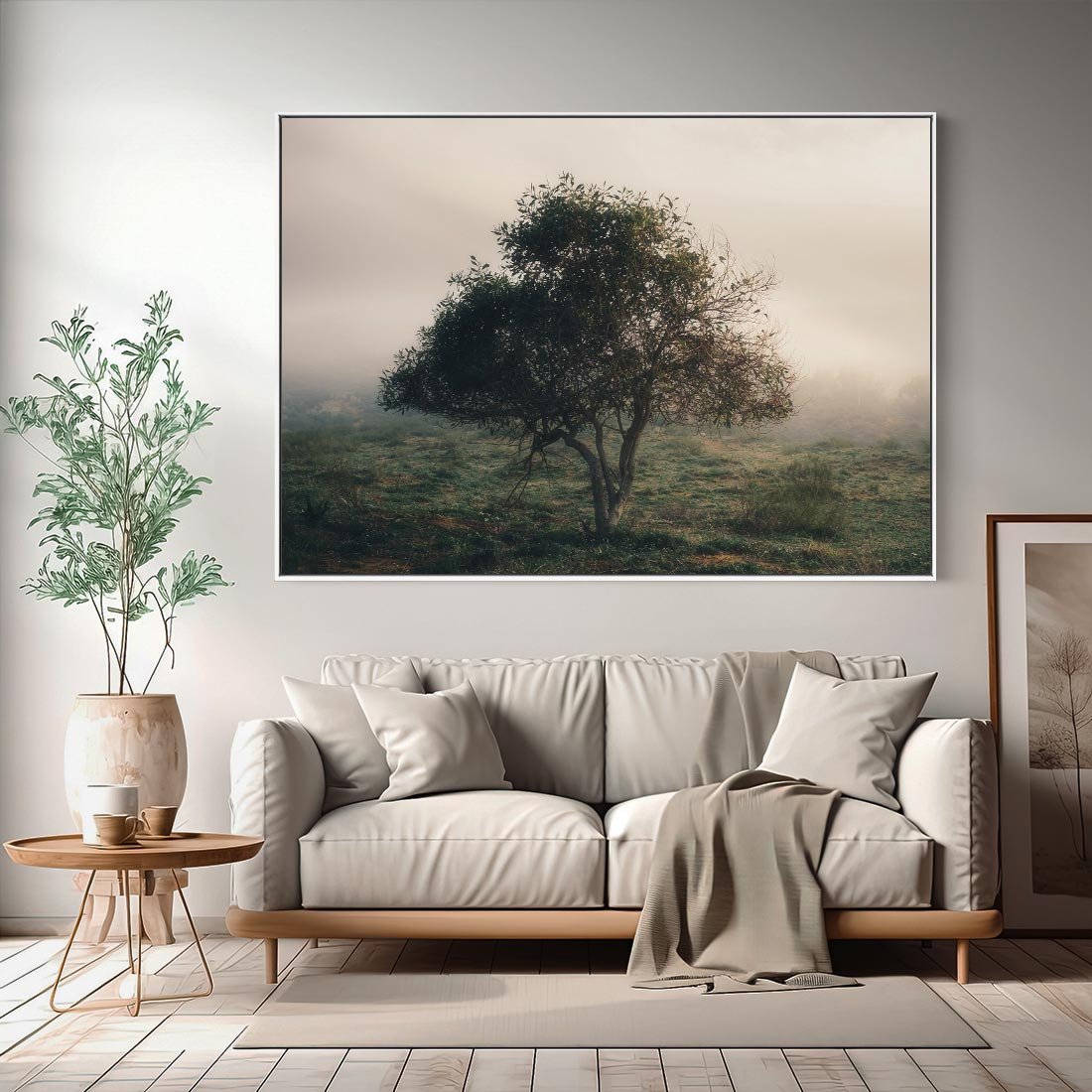 Obraz w ramie 100x70 - Zamglona Prostota - artystyczna fotografia, samotne drzewo na zamglonej łące - rama biała