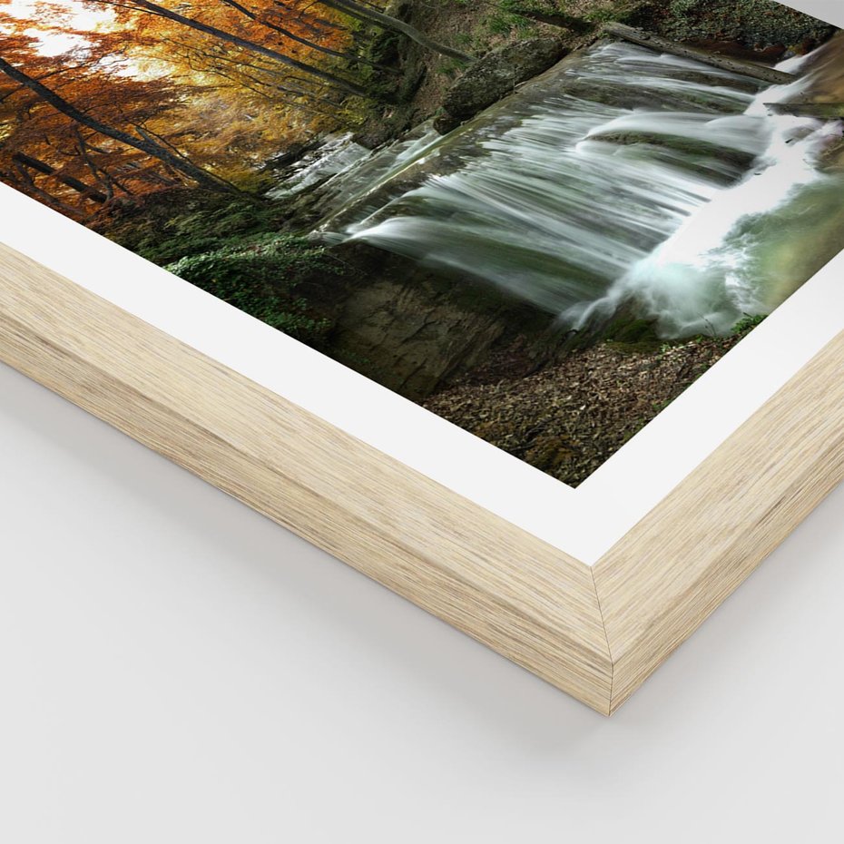 Plakat w ramie 50x70 - Jesienny wodospad w lesie - wodospad, las - rama drewno