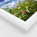 Plakat w ramie 30x40 - Niebiańska łąka pełna kwiatów - łąka, niebo - rama biała