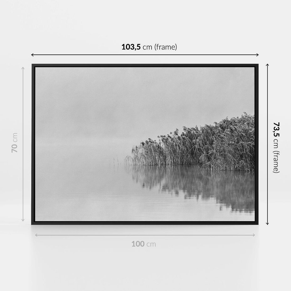 Obraz w ramie 100x70 - Mglisty Brzeg Jeziora - czarno białe zdjęcie, zamglone jezioro - rama czarna