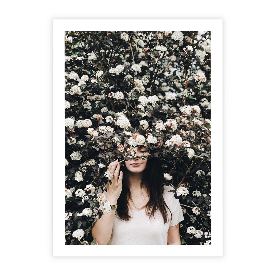 Plakat bez ramy 50x70 - Kobieta w Krzewie Kwiatów - krzak z kwiatami, schowana za nim kobieta