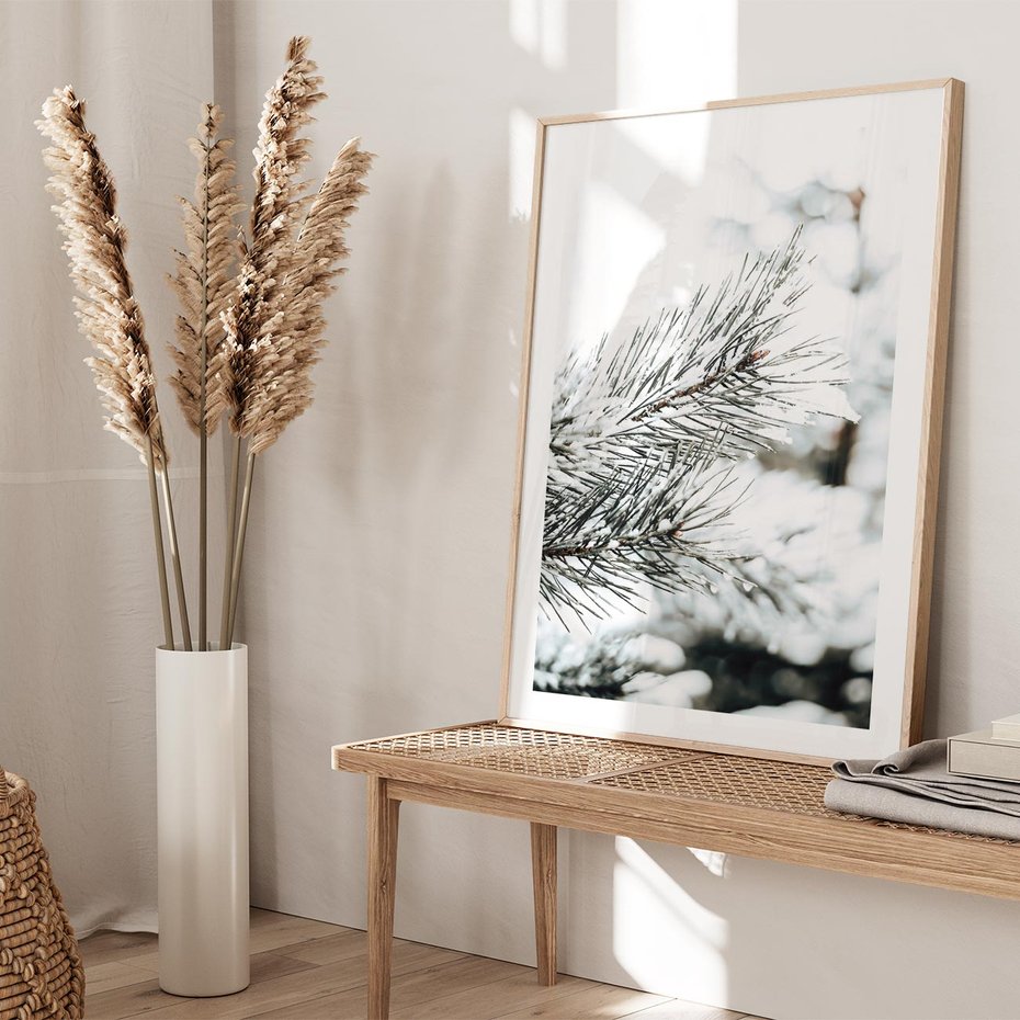 Plakat w ramie 30x40 - Chwila Zimowej Magii - iglasta gałązka, śnieg - rama drewno