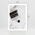 Plakat bez ramy 50x70 - Relaks w Łóżku: Kawa i Laptop w Pościeli - komputer, na łóżku