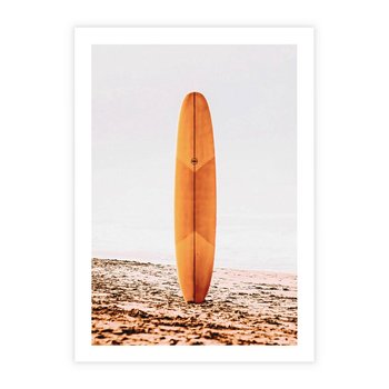 Plakat bez ramy 21x30 - Deska w Piasku: Gotowa na Fale - plaża, pomarańczowa deska surfingowa wbita w piasek