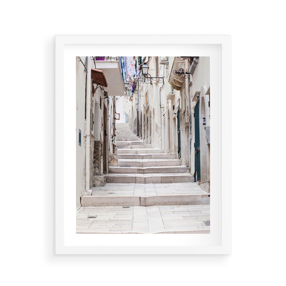 Plakat w ramie 40x50 - Urokliwa uliczka w perspektywie - uliczka, perspektywa - rama biała