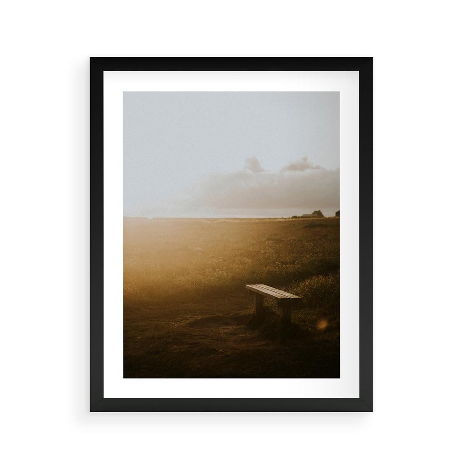 Plakat w ramie 40x50 - Mglisty zachód słońca na ławeczce - mgła, zachód - rama czarna