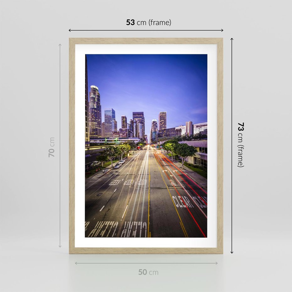 Plakat w ramie 50x70 - Światło nocnej ulicy - miasto, nocą - rama drewno