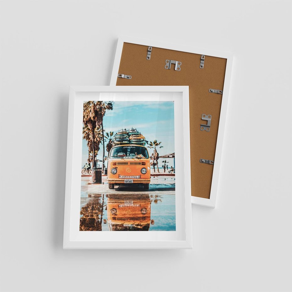 Plakat w ramie 30x40 - Wakacje na Kółkach - kamper, deski surfingowe na dachu - rama biała