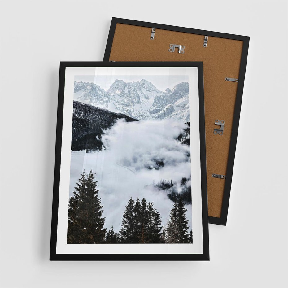 Plakat w ramie 50x70 - Zimowa Magia Gór: Śnieżne Szczyty - grajobraz górski, zima - rama czarna