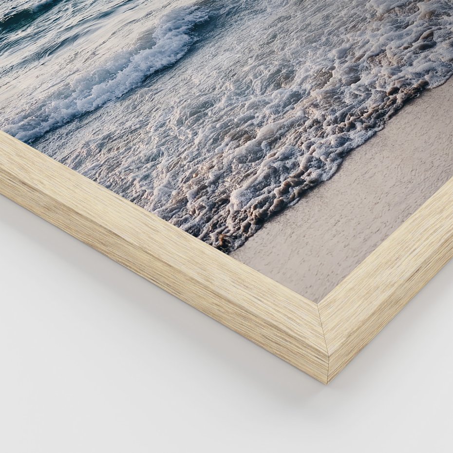 Zestaw obrazy w ramie 30x40 galeria - Plaża, piasek, ślady, kapelusz - rama drewno