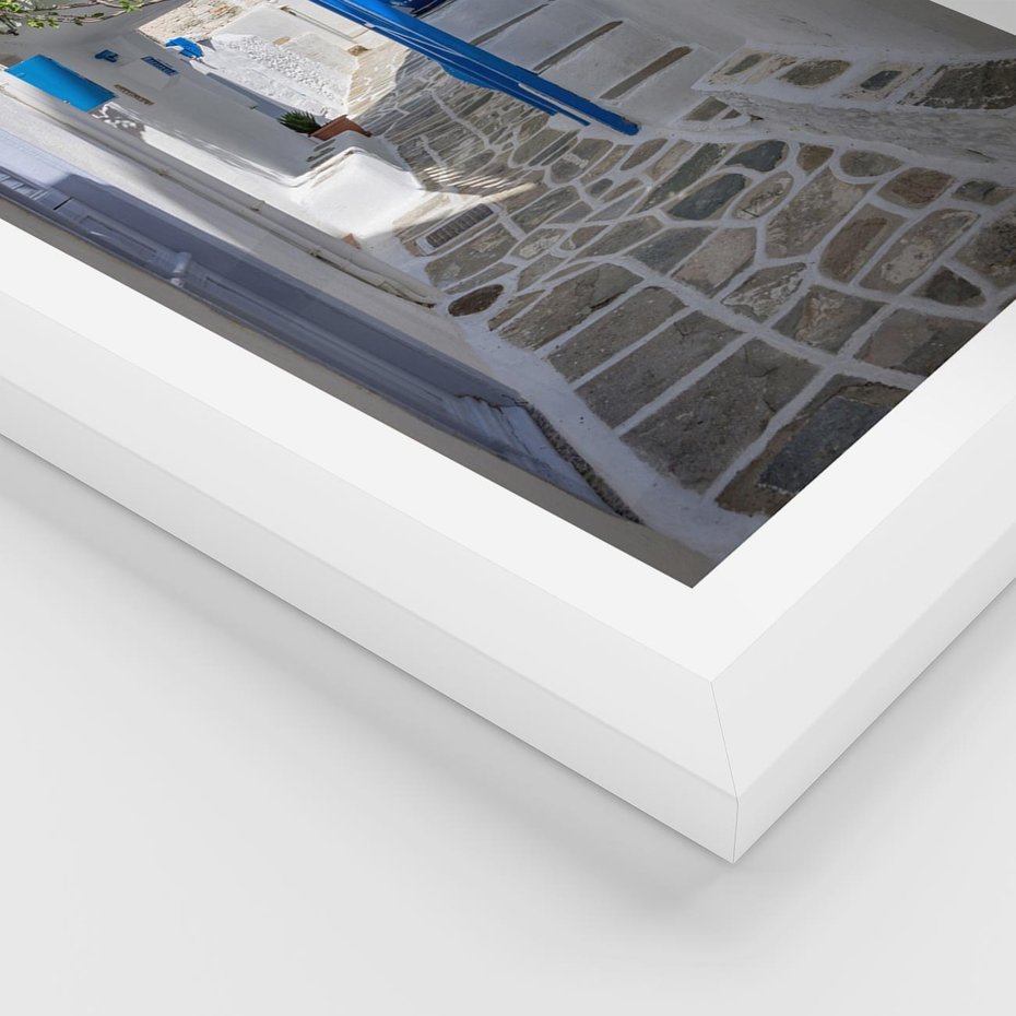 Plakat w ramie 30x40 - Uroki Santorini: Perspektywiczna Uliczka - uliczka, perspektywa - rama biała