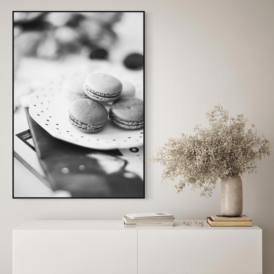 Obraz w ramie 70x100 - Makaroniki w Szarości - czarno biała fotografia, plakat - rama czarna