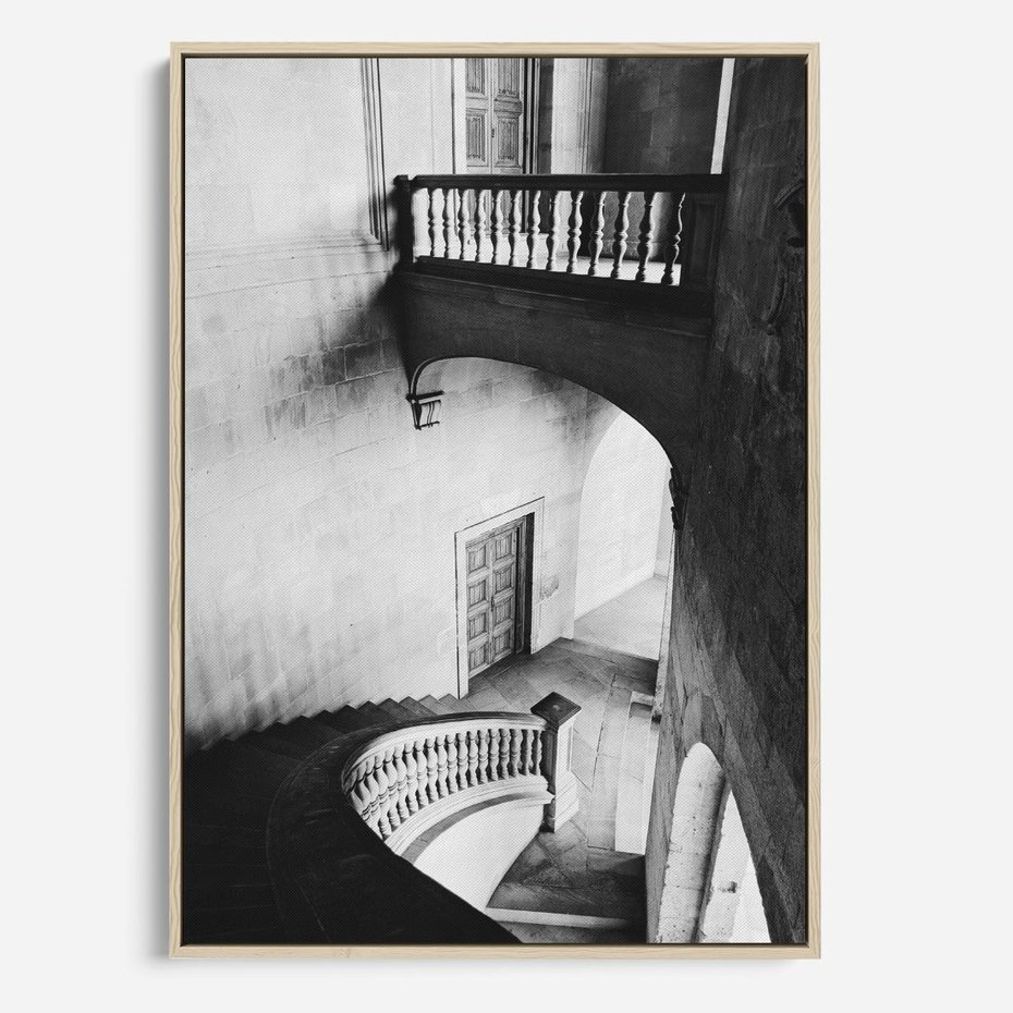 Obraz w ramie 70x100 - Po Schodach w Dół - czarno białą fotgrafia, zakręcone schody w starek kamienicy - rama drewno